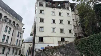 Fatih'te yağmur sonrası otelin üst katında çökme yaşandı