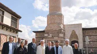 Fuat Oktay, Ulus'ta tarihi mekanları ziyaret edip vatandaşla buluştu