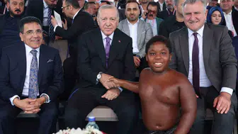Cumhurbaşkanı Erdoğan, Tanzanyalı güreşçi Osman Ali Davutoğlu ile sohbet etti