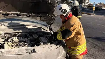 Belen'de aracın motorunda yangın paniği: Hızlı müdahale ile kontrol altına alındı