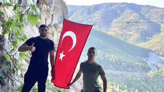 Bursalı gençlerin bayrak sevgisi: Kapıkaya İnkaya Mağarası’na yeni Türk bayrağı asıldı