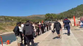 İzmir açıklarında 76 düzensiz göçmen kurtarıldı ve yakalandı