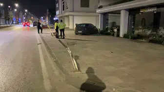 İnegöl'de kontrolden çıkan araç kaldırıma çıktı ve sürücüsü yaralandı
