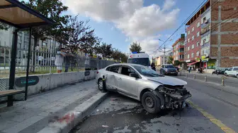 Güngören'de direksiyon hakimiyeti kaybı: yayalara çarpan otomobilde 4 yaralı