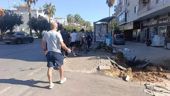 Antalya'da otomobilin yayaya çarpması sonucu 3 kişi yaralandı