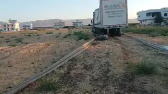 Mardin'de kontrolden çıkan tır boş araziye girdi