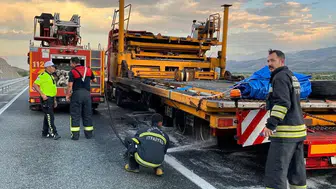 Erzincan'da tır dorsesi yangınla karşılaştı: yolcu taşımaya hazır dökme makinesi zarar gördü