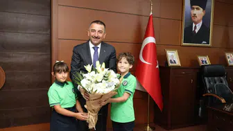Yeni eğitim yılına merhaba diyen vali, öğrenci ve öğretmenleri ağırladı