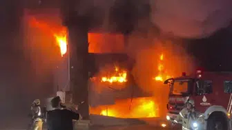 Esenyurt'ta yan yana bulunan iş yerlerinde yangın çıkışı