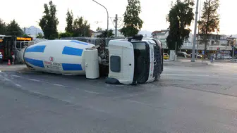 Antalya'da devrilen beton mikseri kazasında sürücü hastaneye kaldırıldı
