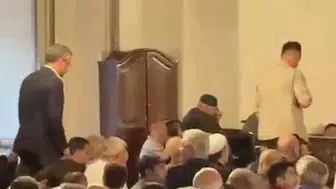 Özgür Özel, bursa’daki temasları sırasında ulu cami’de cuma namazı kıldı
