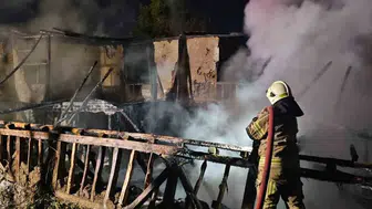 İnegöl'de metruk bina yangını: İtfaiye ekipleri hızlı müdahale ile alevleri kontrol altına aldı