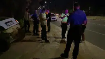 Erdemli'de kaza yapan otomobil tabiat parkında asılı kaldı, 2 yaralı