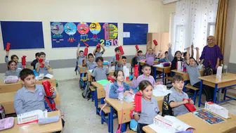 Beykoz Belediyesi, 30 bin öğrenciye kalem kutusu seti dağıttı
