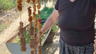 Düşük üzüm fiyatlarına cevizli sucukla çözüm arayan Sarıgöllü çift