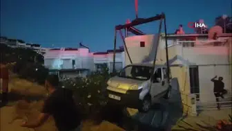 Kuşadası'nda ilginç kaza: otomobil yazlık evin verandasına düştü