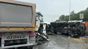 Arnavutköy'de devrilen kamyonun yol açtığı kazada 2 sürücü yaralandı