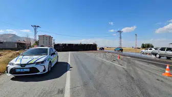 Muş'ta karpuz yüklü tır devrildi, sürücü yaralandı