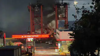 Ceyport Limanı'nda kamyonet yangını çıktı