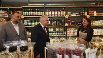 Bakan Güler, İstanbul’un Maltepe ilçesinde esnaf ziyaretinde bulundu