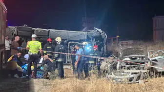 Gaziantep'te yolcu minibüsü ile otomobil çarpıştı: 5 ölü, 13 yaralı