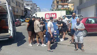 Otomobile çarpmamak için fren yapan baba-oğul motosikletten düştü