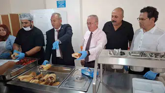 Yıldıray Demirtaş pansiyondaki öğrencilere akşam yemeği ikram etti