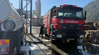 Söke'deki kağıt fabrikasında yangına itfaiyeden hızlı müdahale
