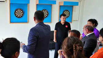 Başsavcı, dartta dereceye giren kız çocuklarını kutladı