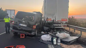 Şanlıurfa'da lastiği patlayan tıra minibüs çarptı: 2 ölü, 2 yaralı