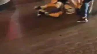 Antalya’da motosikletli gencin dövülmesi güvenlik kameralarında kaydedildi
