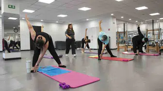 Mersin'de kadınlar pilatesle hem spor yapıyor hem de sosyalleşiyor