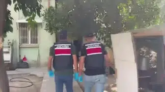 Adana'da evde 1 ton 670 litre kaçak alkol ve silah ele geçirildi