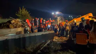 Büyükçekmece’de göçük altında kalan kişiyi kurtarma çalışmaları sürüyor