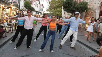 İzmir Aşkına Derneği, Çeşme Festivali'nde unutulmaz bir flashmob gösterisi sergiledi