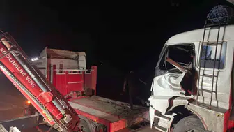 Afyonkarahisar'da iki kamyon çarpıştı: Yaralı sürücünün feryatları duyuldu