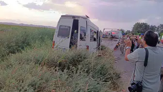 Şanlıurfa'da tarım işçilerini taşıyan minibüs tahliye kanalına devrildi