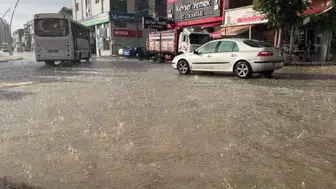 Uşak'ta sağanak yağış yollarda aksamaya yol açtı