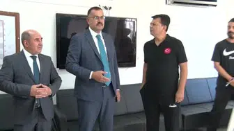 Dart turnuvasında başarı elde eden kız çocuklarına başsavcının kutlaması