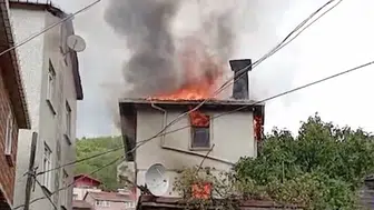 Kastamonu'da iki katlı evde yangın çıktı, itfaiye müdahale etti