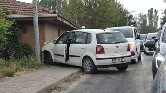 Eskişehir'de kontrolden çıkan otomobil duvara çarptı