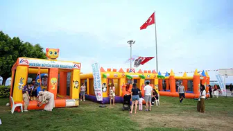 Mersin'de çocuklar şenliğin tadını çıkarıyor