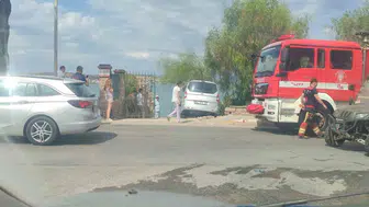 Ayvalık'ta kaza paniği: Kontrolden çıkan otomobil bahçeye girdi