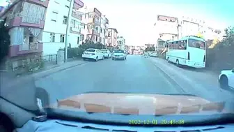 Antalya'da yandan çarpan otomobilin kazası kameralara yansıdı