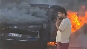 Park halindeki elektrikli otomobil İzmir'de yandı
