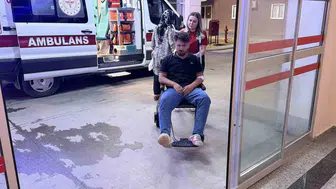 Ani fren yapan otomobile çarpmamak için refüje çıktı: İki yaralı