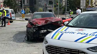Konya'da otomobil kazası: Tofaş hurdaya dönerken 4 kişi yaralandı
