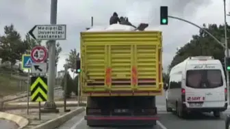 Bağcılar'da kamyon kasasında tehlikeli yolculuk görüntülendi