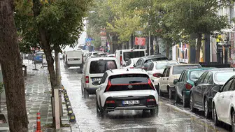 Bolu'da sabah saatlerinde bastıran sağanak yağmur hayatı durma noktasına getirdi