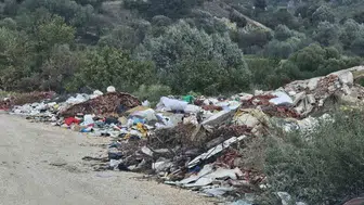 Bolu'daki yolun kenarı çöplüğe dönüşerek çevre kirliliği yaratıyor